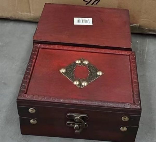 Baúl de Madera Cuadrado Borde de Madera con Diseño y Remaches