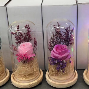 Lámpara Rosa en Base de Madera