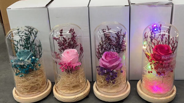 Lámpara Rosa en Base de Madera