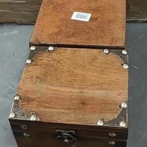 Baúl de Madera Cuadrado Cierre al Frente Tres Remaches