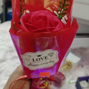 Rosa Envuelta Con Papel Tornasol