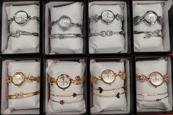 Reloj De Mujer Con Pulsera Delgada En Caja