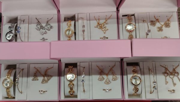 Reloj De Mujer Con Accesorios